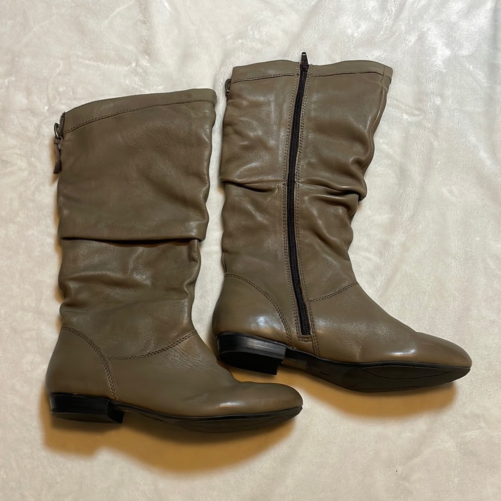 Aldo boots in great condition (grey/taupe colour) womens size 8